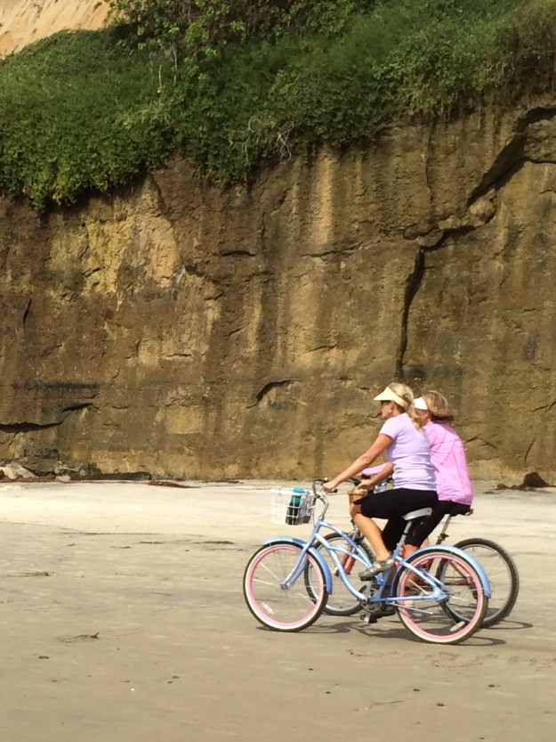 beach people-bikes